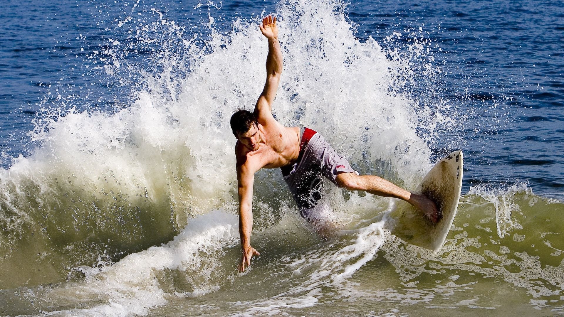 南安普顿主场氛围热烈，球迷支持不减，南安普顿主客场球衣